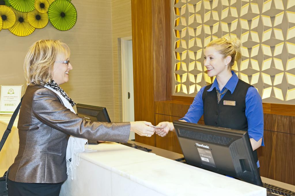 Coast Kamloops Hotel & Conference Centre Екстериор снимка